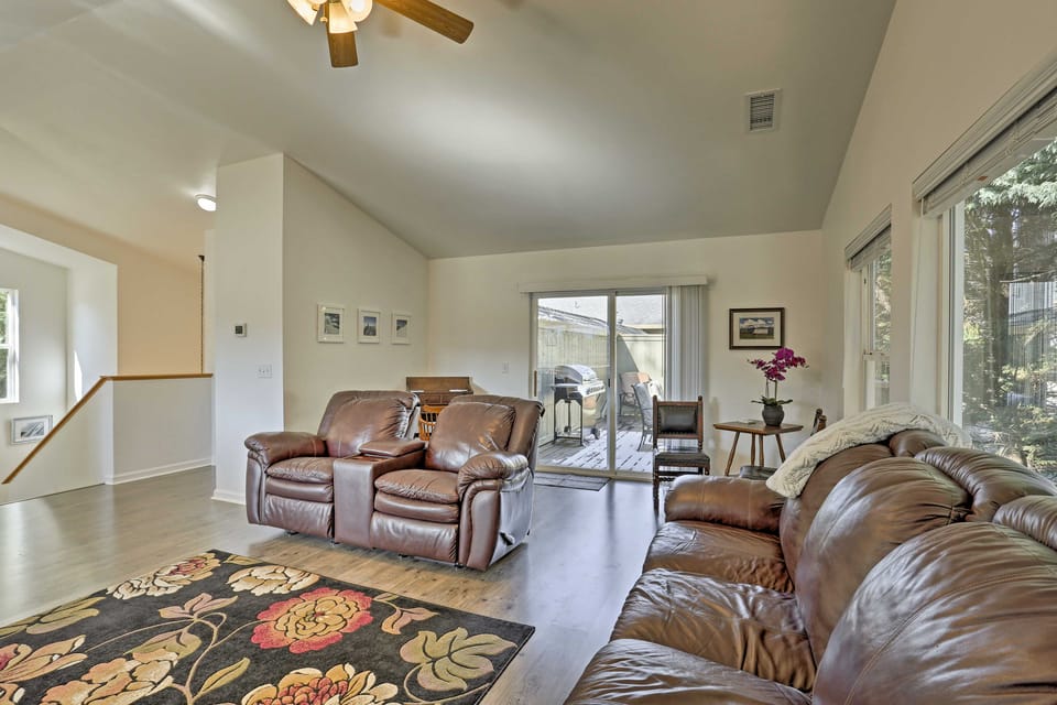 Centrally Located Mt Shasta Home w/ Deck! House in Mount Shasta