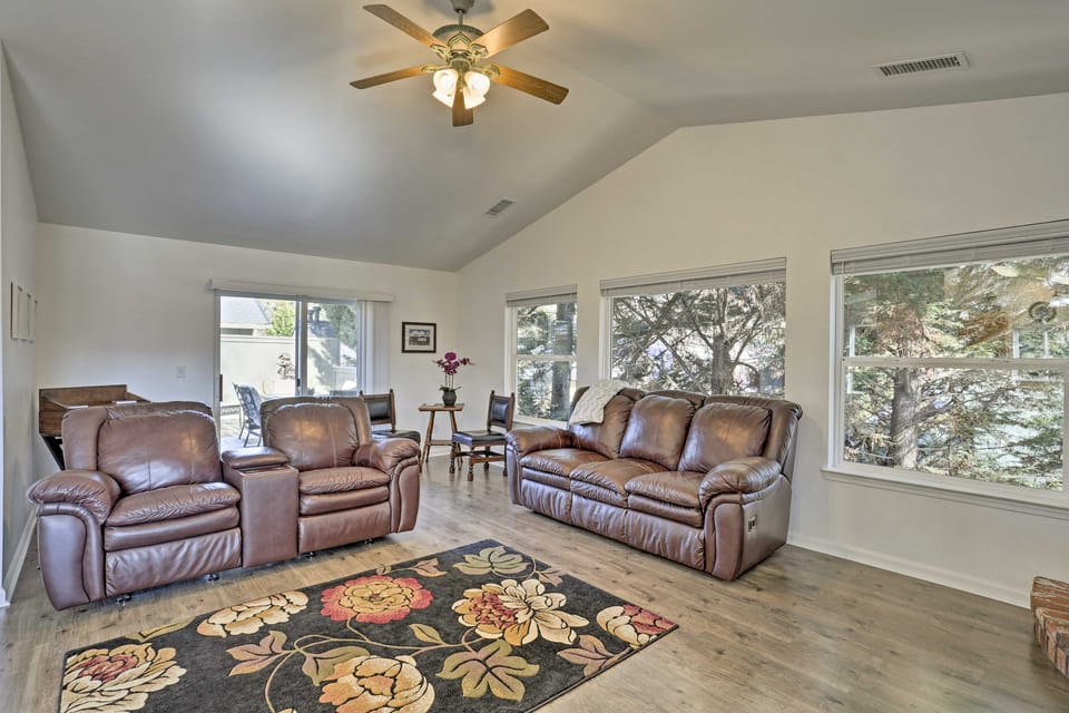Centrally Located Mt Shasta Home w/ Deck! House in Mount Shasta