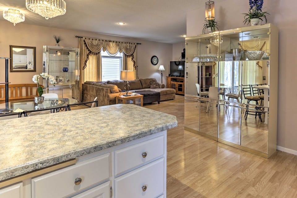 Eagan Home w/ Porch - 5 Mi to Mall of America! House in Eagan