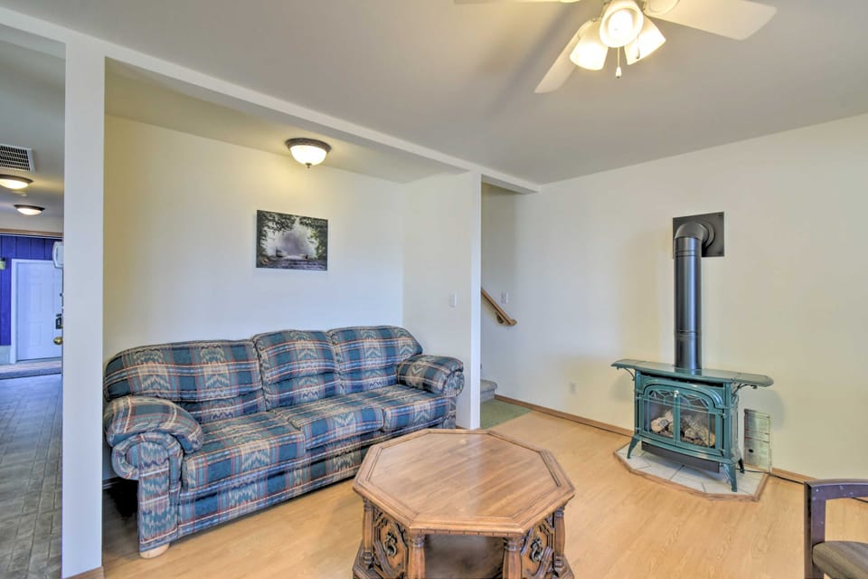 The Lillipad in Lilliwaup: Magnificent Waterfront! Villa in Hood Canal