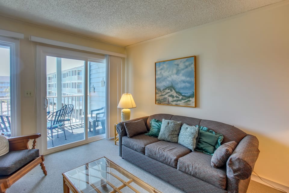 Walk to Ocean: Myrtle Beach Condo w/ Screened Deck Apartment in South Carolina