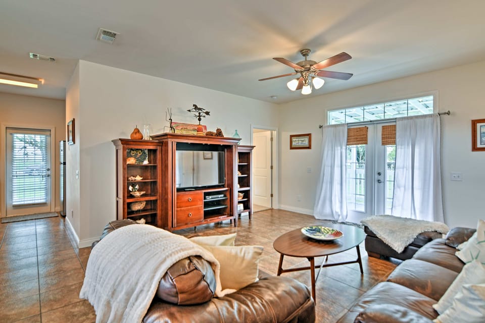 Walk to the Waves! Pass Christian Beach Retreat House in Pass Christian