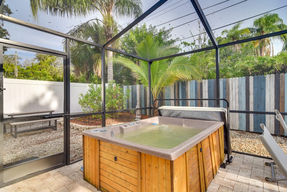 4 Mi to Dog Beach: Largo Home w/ Pool & Hot Tub! House in Largo