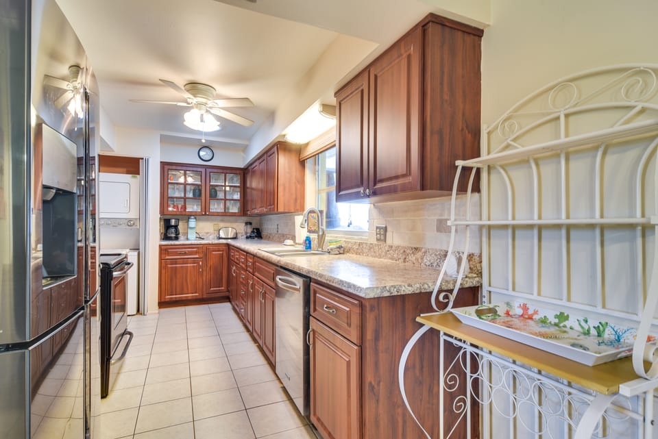 4 Mi to Dog Beach: Largo Home w/ Pool & Hot Tub! House in Largo