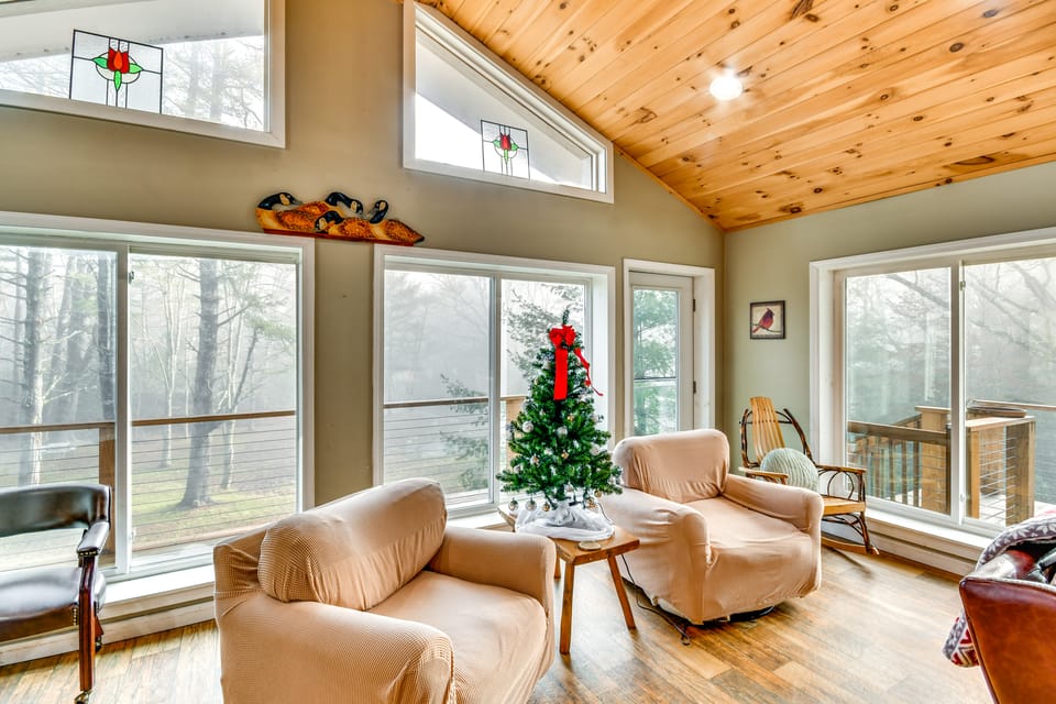 Pool & Golf Club! Riverfront Retreat in Newland House in Tennessee