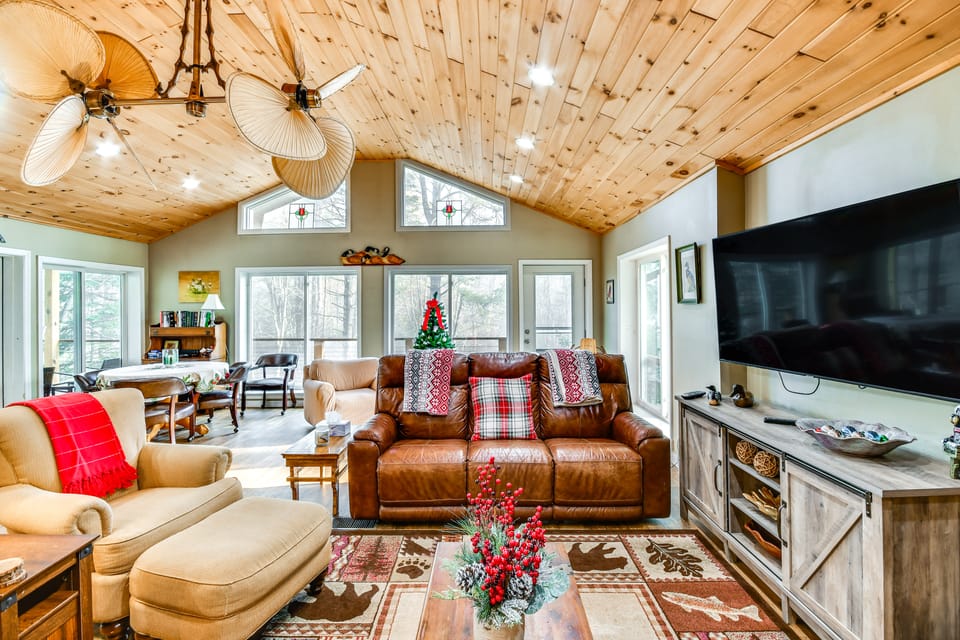 Pool & Golf Club! Riverfront Retreat in Newland House in Tennessee