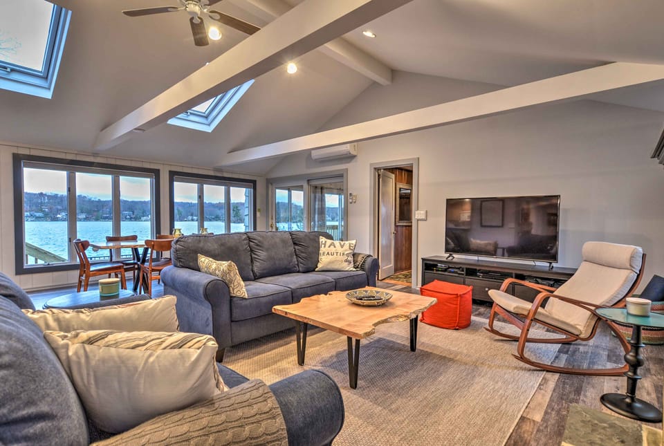 By Mtn Creek Resort: ‘The Point on Highland Lake’ House in Vernon Township