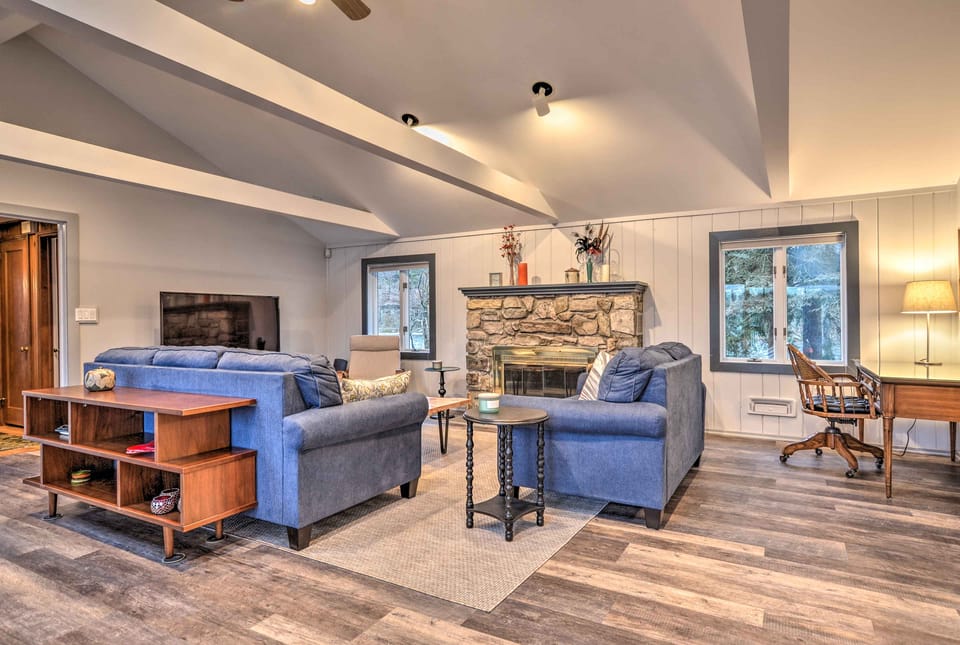 By Mtn Creek Resort: ‘The Point on Highland Lake’ House in Vernon Township