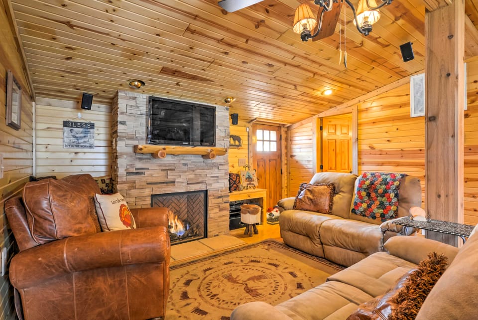 Bartlesville Cabin w/ Pool, Hot Tub & Trampoline! House in Oklahoma