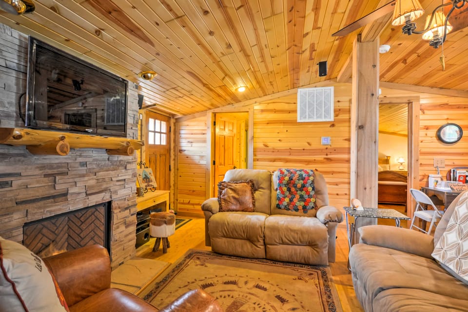 Bartlesville Cabin w/ Pool, Hot Tub & Trampoline! House in Oklahoma