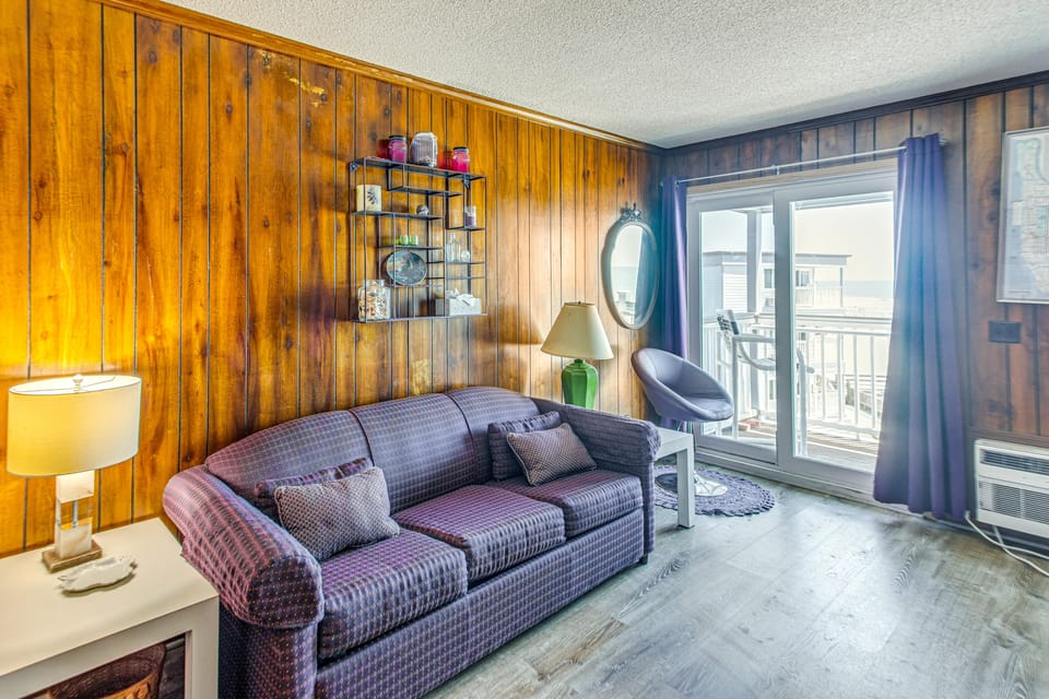 ~ 9 Mi to Boardwalk: Oceanfront Myrtle Beach Condo Apartment in South Carolina