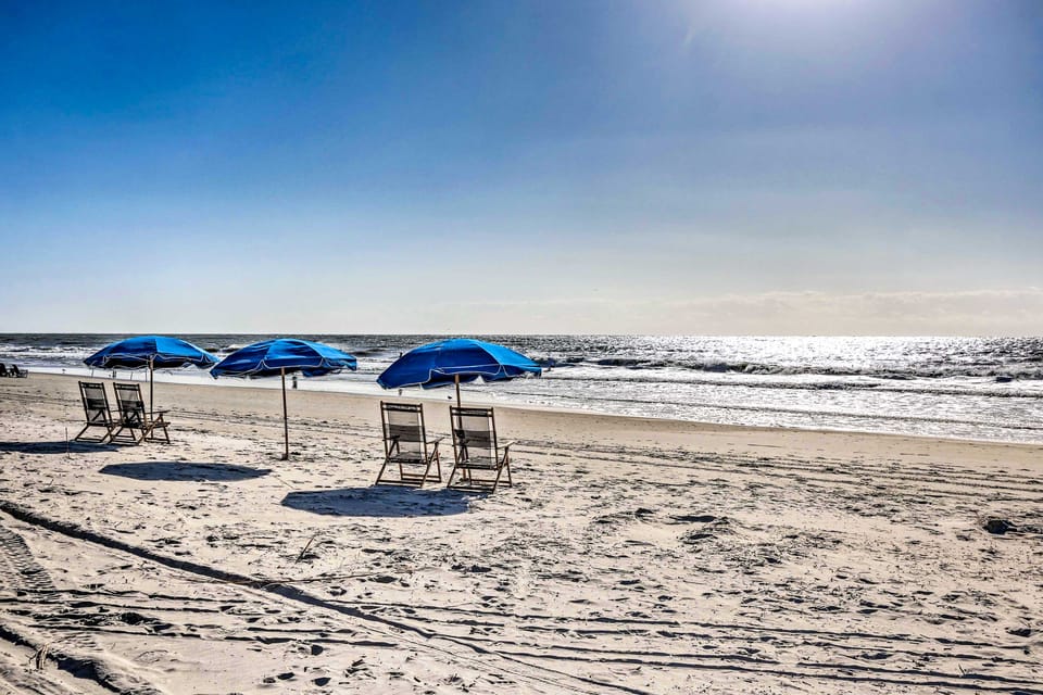 Steps to Beach: Family-Friendly HHI Condo w/ Pool Apartment in Hilton Head Island