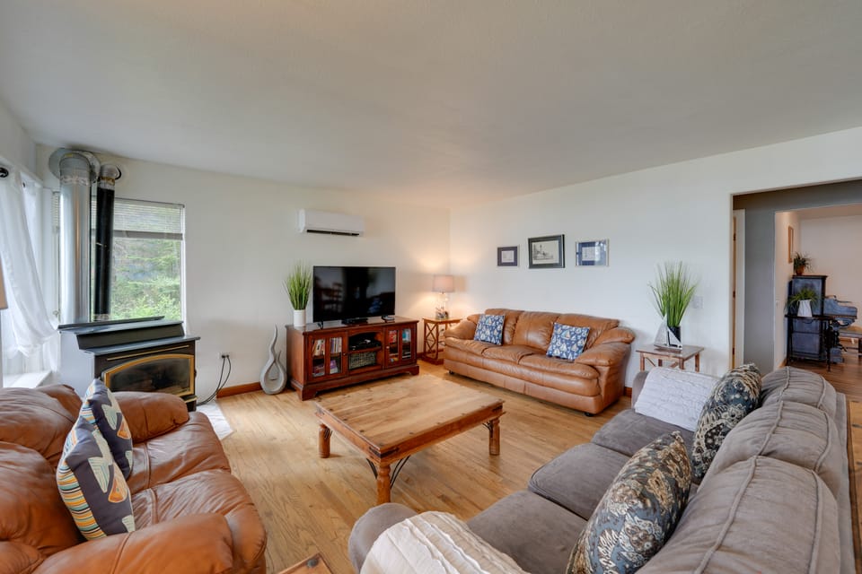 Cozy Beachouse: View & Deck, Steps from Skagit Bay House in Whidbey Island