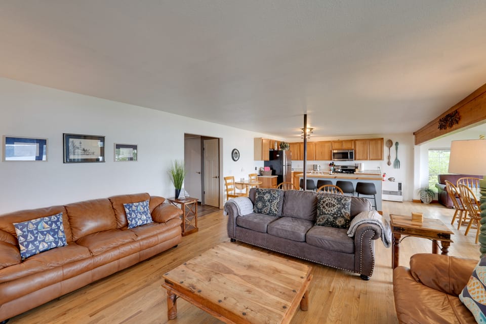 Cozy Beachouse: View & Deck, Steps from Skagit Bay House in Whidbey Island