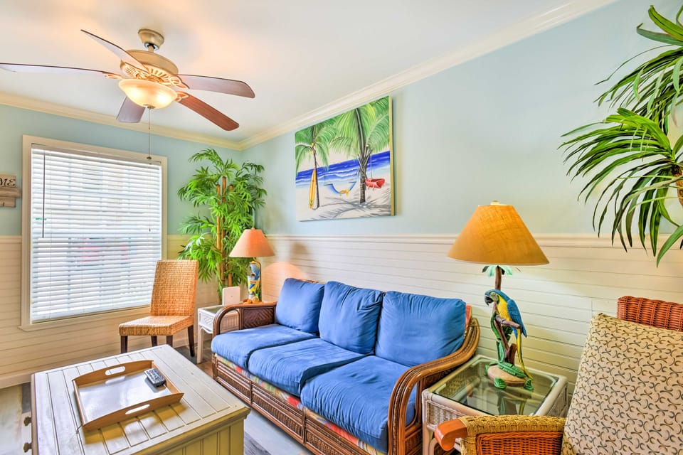 Near Port Aransas Beach: Condo w/ Pool Access Apartment in Port Aransas
