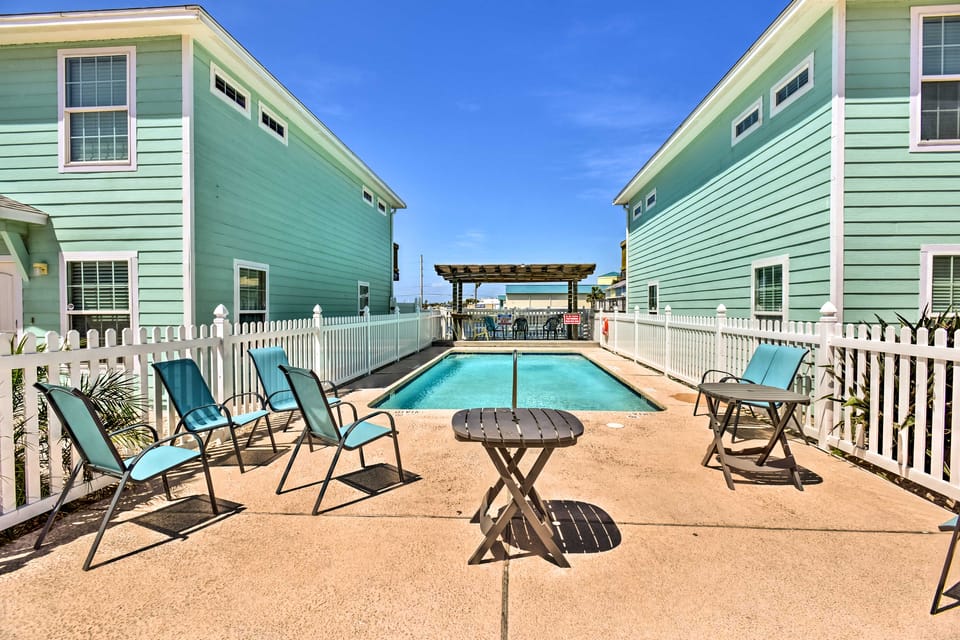 Near Port Aransas Beach: Condo w/ Pool Access Apartment in Port Aransas