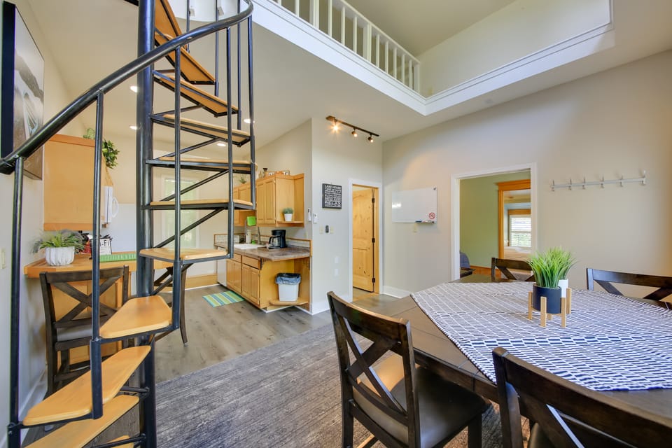 17 Mi to Schweitzer Mtn: All-Season Retreat! House in Sagle