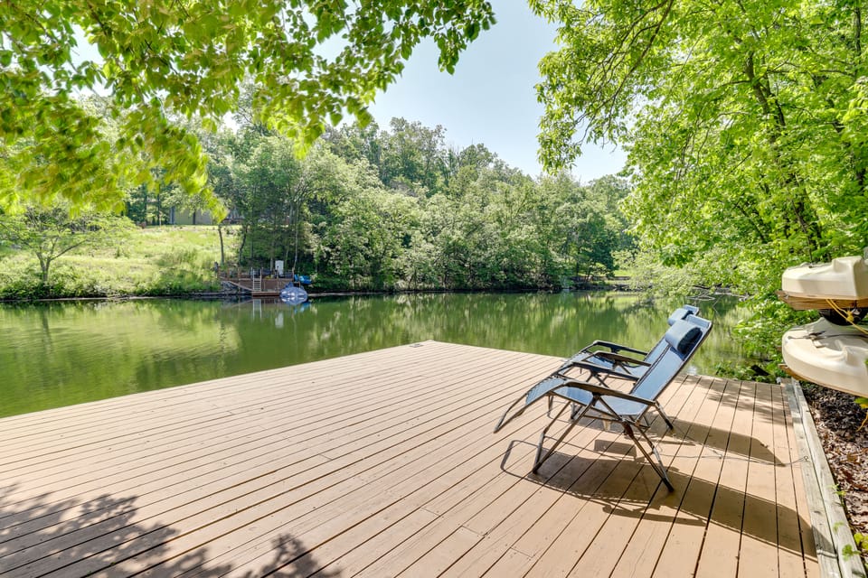 The Bella Vista Lakeside Treehouse: Dock & Kayaks! House in Bella Vista
