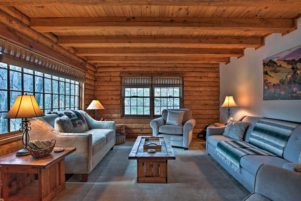 Family-Friendly Massanutten Log Home w/ Views! House in Massanutten