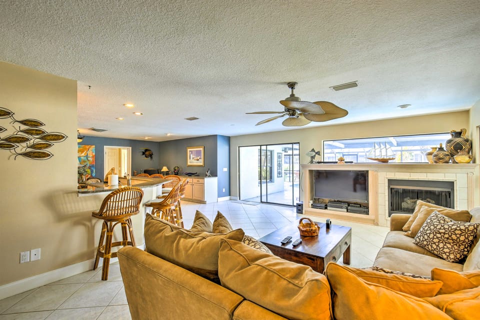 Solar-Heated Pool! Tropical Apollo Beach Hideaway House in Apollo Beach