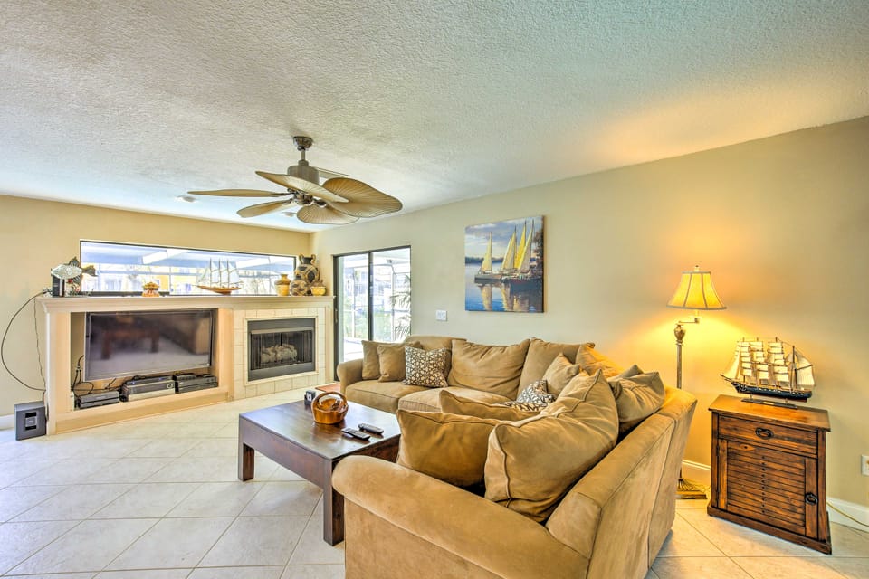 Solar-Heated Pool! Tropical Apollo Beach Hideaway House in Apollo Beach