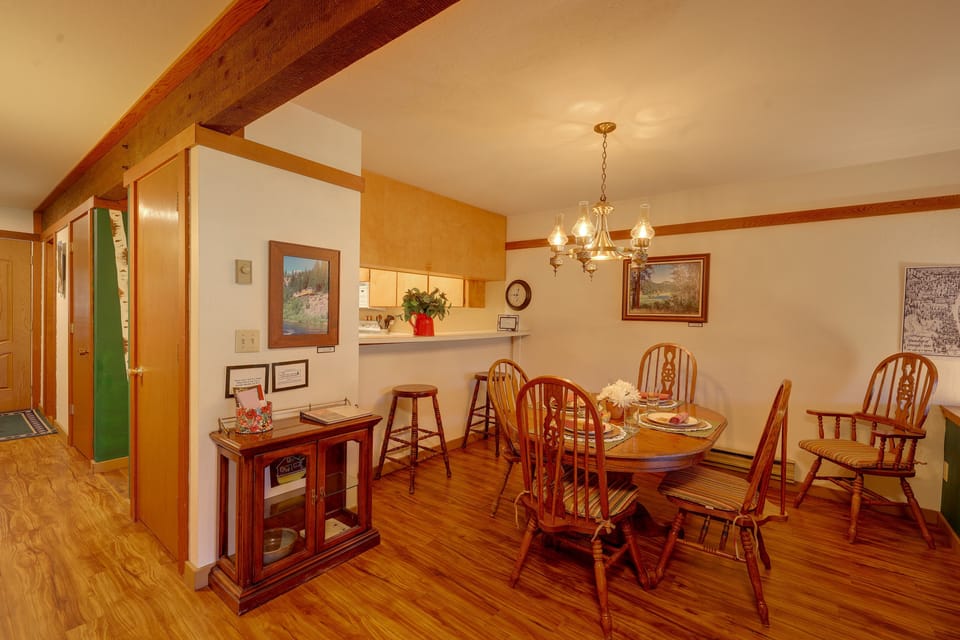 Quiet Unit w/ Golf Course & Mtn Views in Graeagle! Apartment in Graeagle