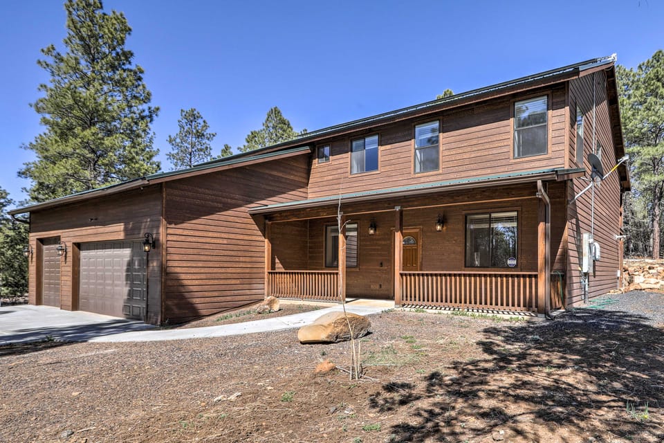 3 Mi to Rainbow Lake: Home w/ Hot Tub & Deck House in Pinetop-Lakeside