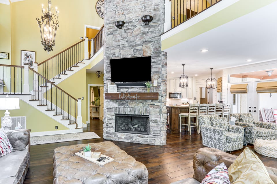 Upscale Gem w/ 2 Boat Slips on Greers Ferry Lake House in Greers Ferry Lake