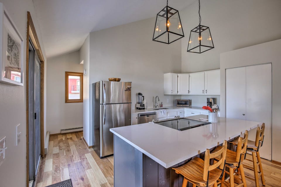 Modern Condo w/ Balcony & BBQ, 6 Mi to Winter Park Apartment in Fraser