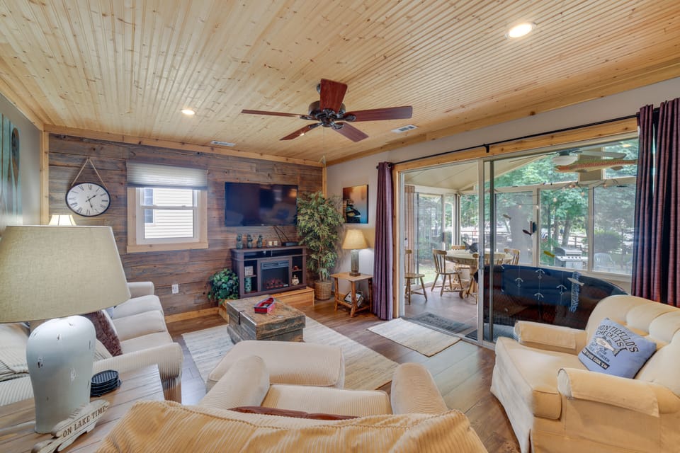 Lakefront Cottage w/ Deck Near Indiana Beach! Cottage in Indiana