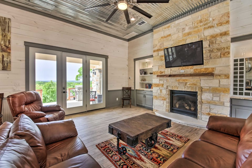 'Ladera' Wimberley Estate on 13 Acres w/ Hot Tub House in Rio Grande