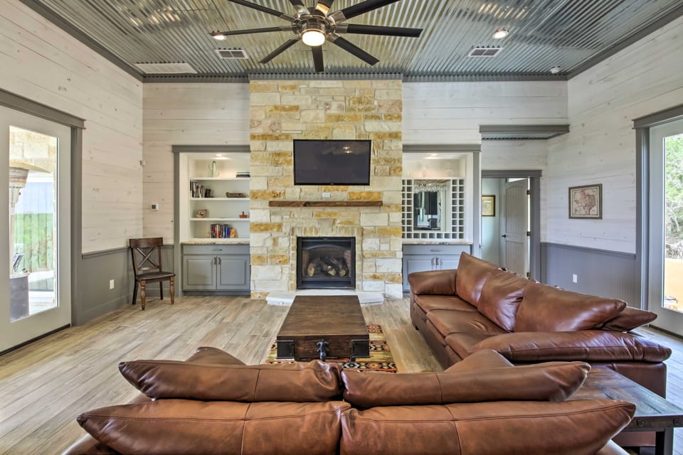 'Ladera' Wimberley Estate on 13 Acres w/ Hot Tub House in Rio Grande
