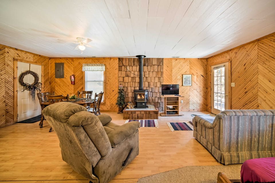 'The Burgundy Cabin' Iowa Retreat: Pond & Fire Pit Apartment in Iowa