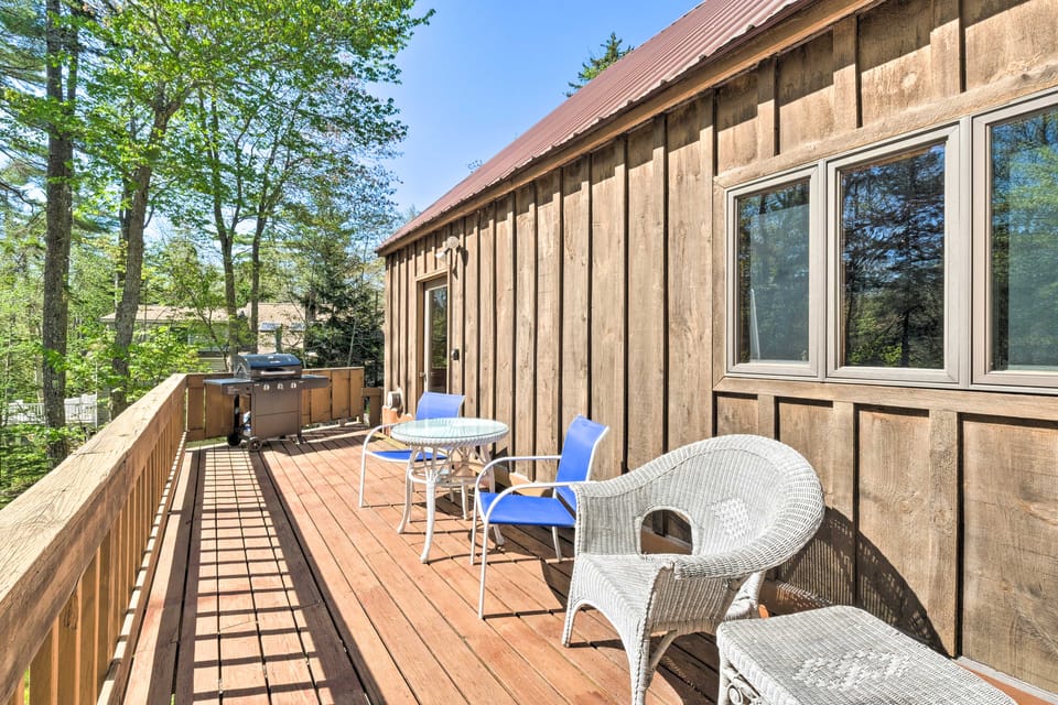 1 Mi to Downtown BBH: Coastal Cabin w/ Deck & Yard House in Maine