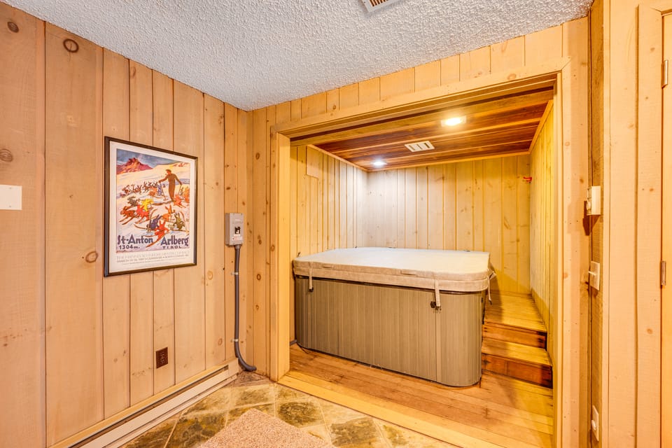 0.5 Mi to Dtwn & Trails: Conway Condo w/ Hot Tub! Apartment in North Conway