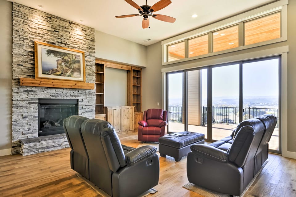 Chic Willamette Valley Home w/ Deck & Vineyard! House in Willamette Valley