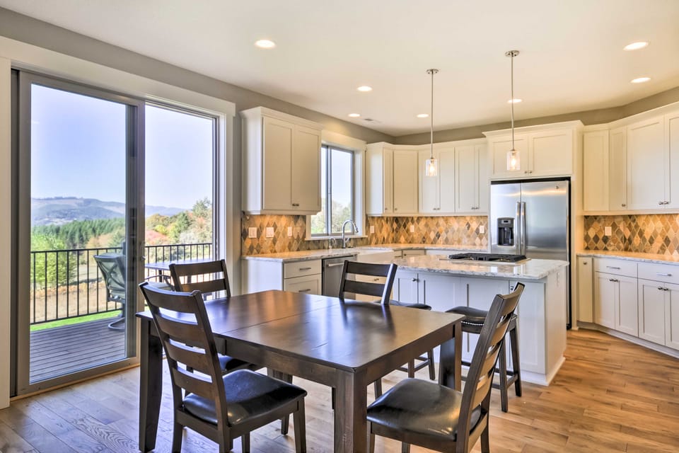 Chic Willamette Valley Home w/ Deck & Vineyard! House in Willamette Valley