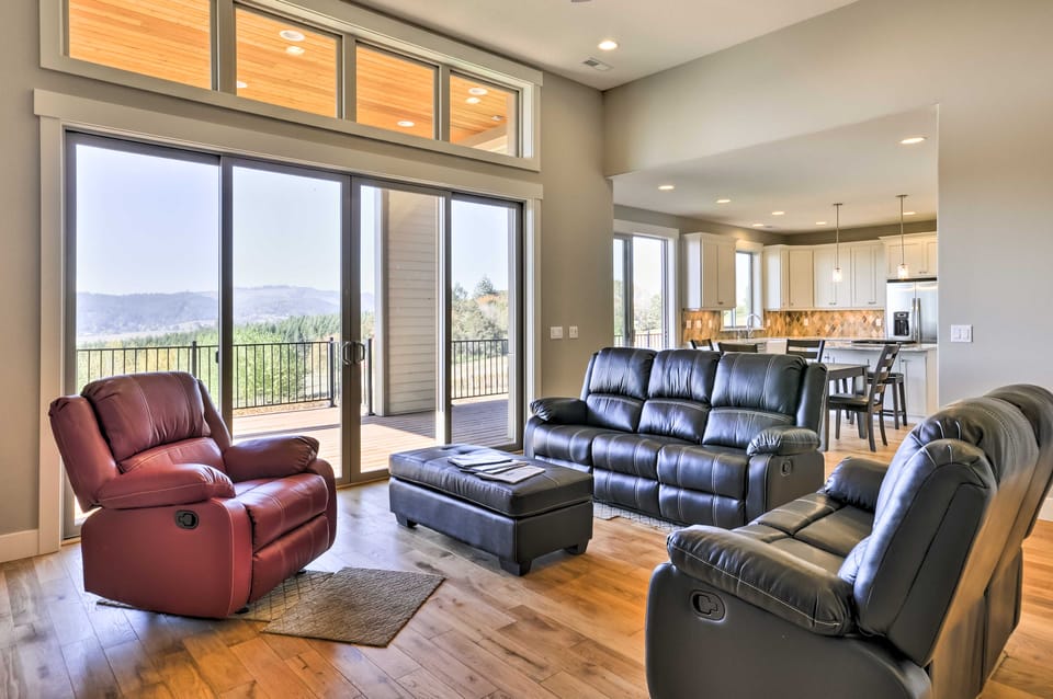 Chic Willamette Valley Home w/ Deck & Vineyard! House in Willamette Valley