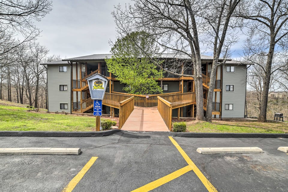 Condo w/ Pool Access - 2 Mi to Silver Dollar City! Apartment in Table Rock Lake