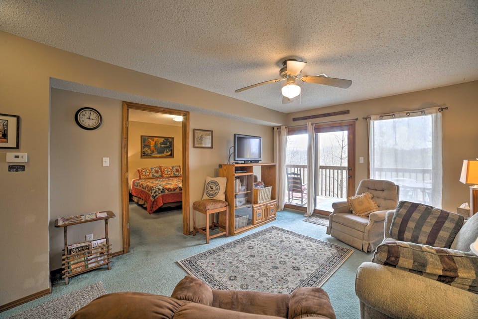 Condo w/ Pool Access - 2 Mi to Silver Dollar City! Apartment in Table Rock Lake