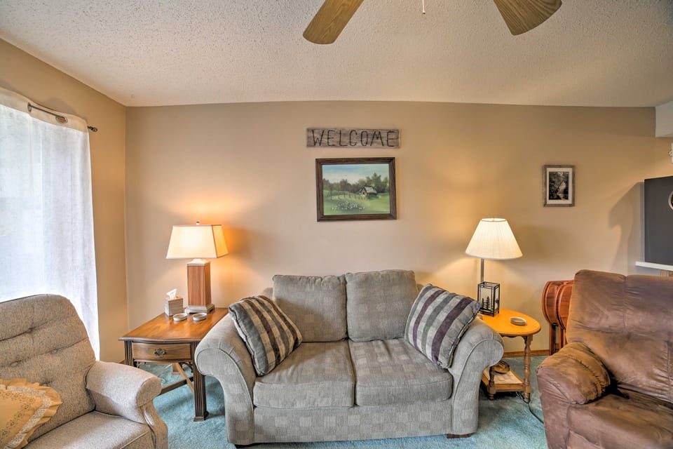 Condo w/ Pool Access - 2 Mi to Silver Dollar City! Apartment in Table Rock Lake