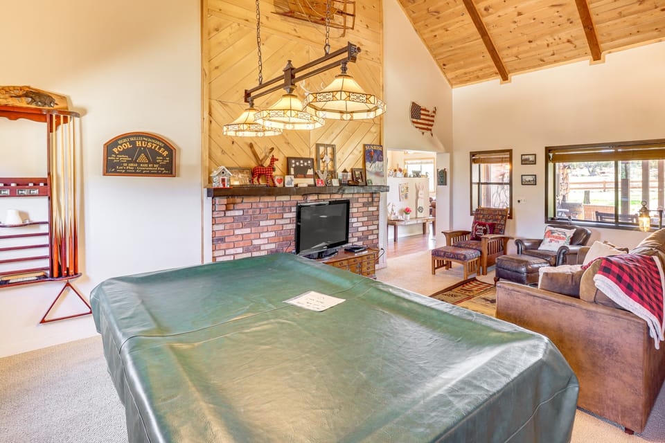 Hot Tub + Game Room! 30-Acre Vernon Retreat House in Arizona