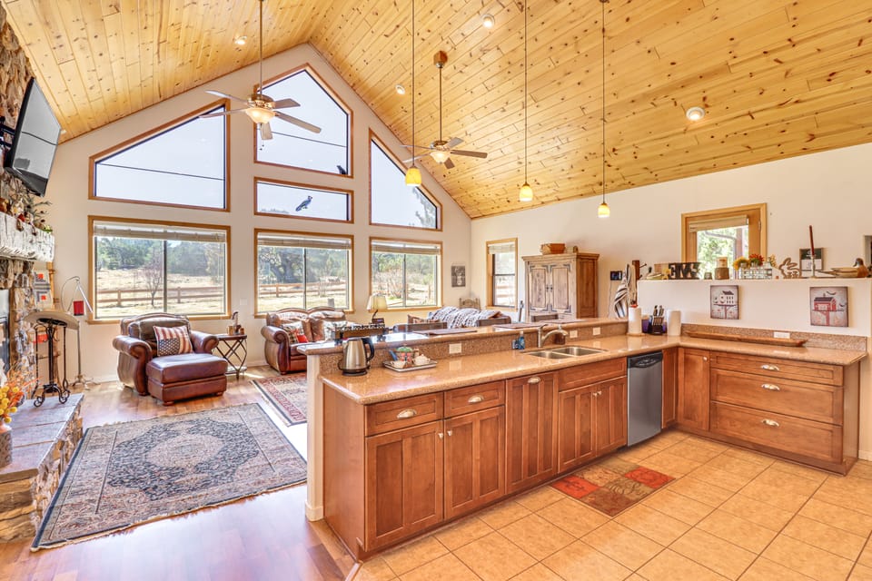 Hot Tub + Game Room! 30-Acre Vernon Retreat House in Arizona