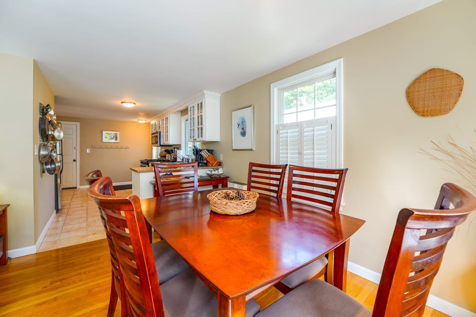 Peaceful Waterfront Apt w/ Deck, 22 Mi to Portland Apartment in Yarmouth