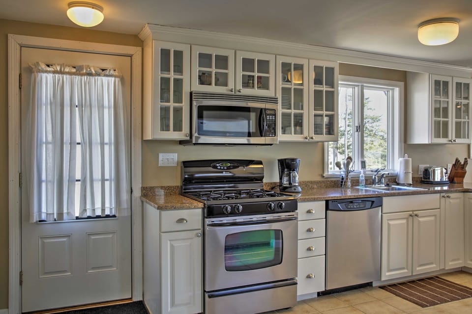 Peaceful Waterfront Apt w/ Deck, 22 Mi to Portland Apartment in Yarmouth