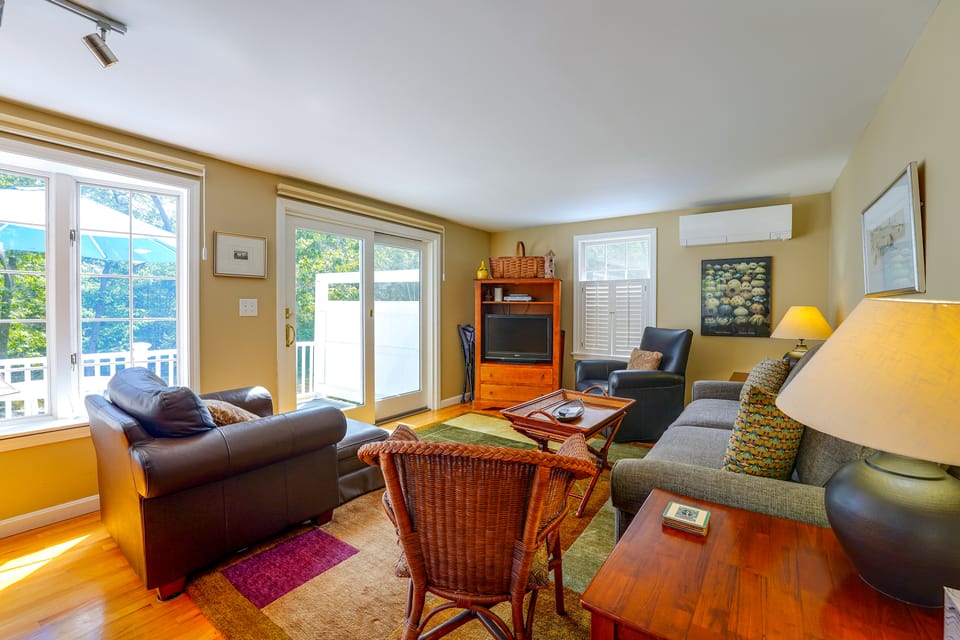 Peaceful Waterfront Apt w/ Deck, 22 Mi to Portland Apartment in Yarmouth