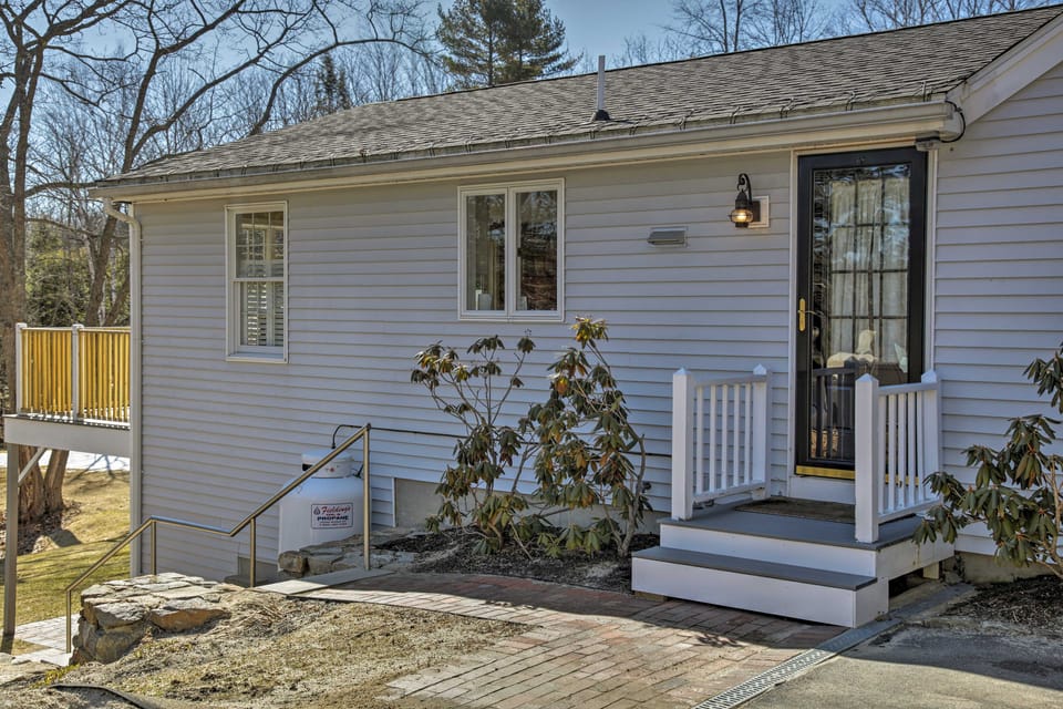 Peaceful Waterfront Apt w/ Deck, 22 Mi to Portland Apartment in Yarmouth