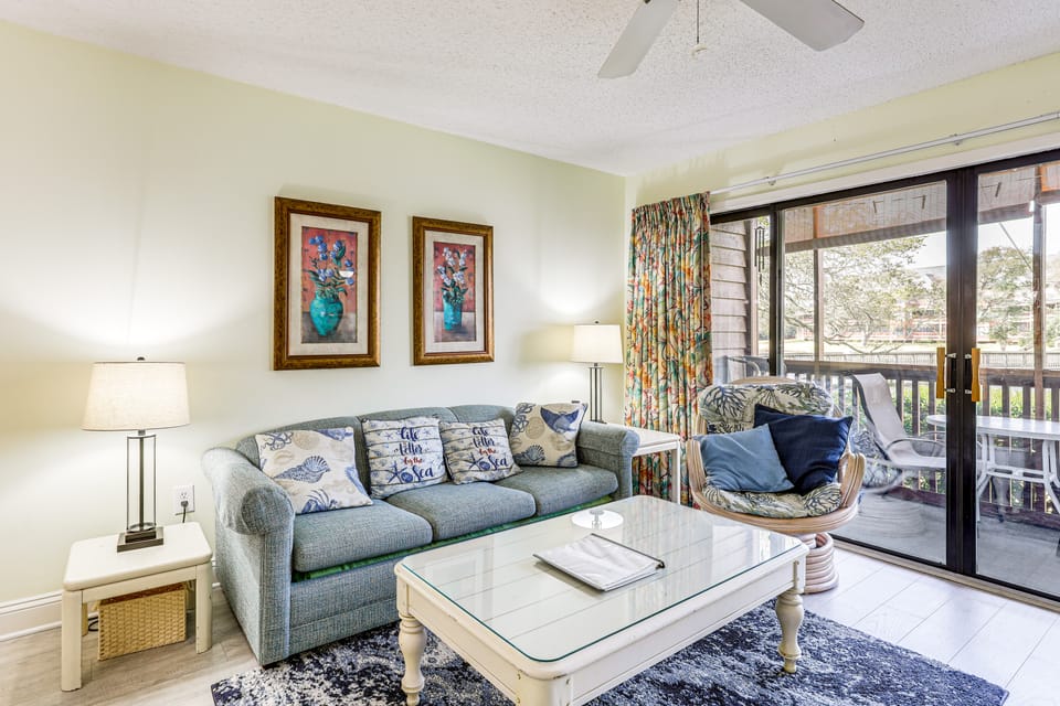 Beautiful Lakefront Condo: Easy Walk to the Beach! Apartment in South Carolina