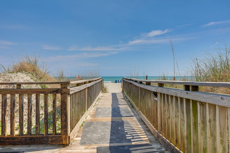 Beautiful Lakefront Condo: Easy Walk to the Beach! Apartment in South Carolina
