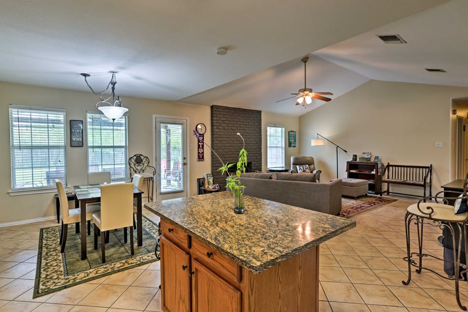 2 Mi to Lake McQueeny: Gem w/ Covered Patio House in McQueeney